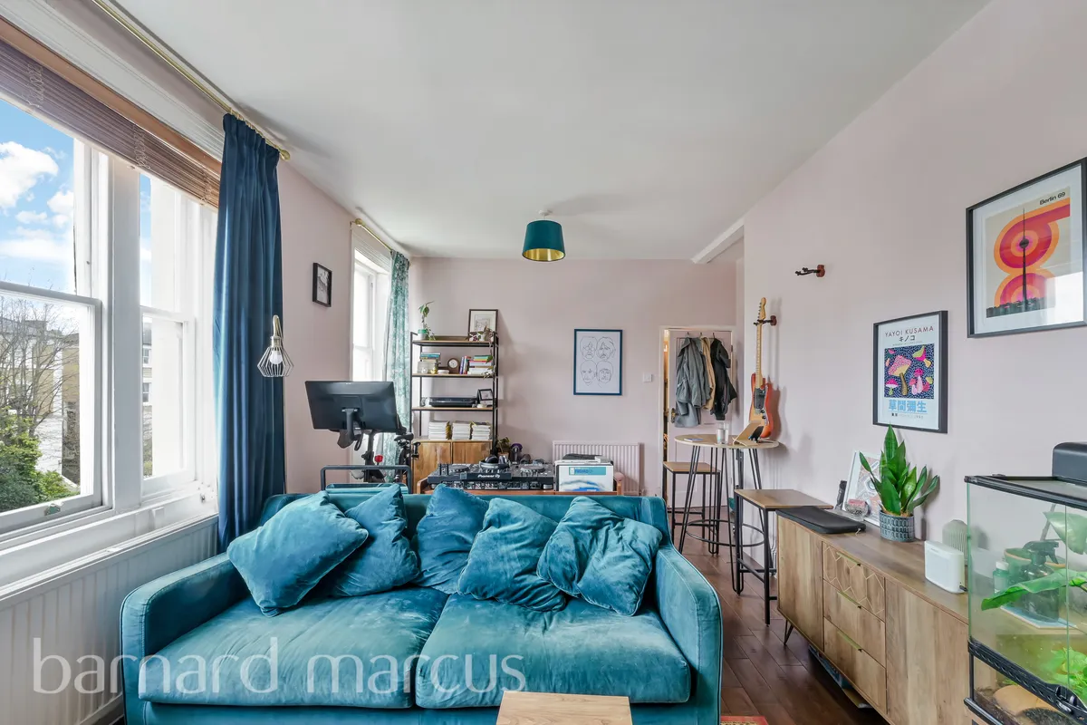 Flat Mount Ephraim Road in Greater London