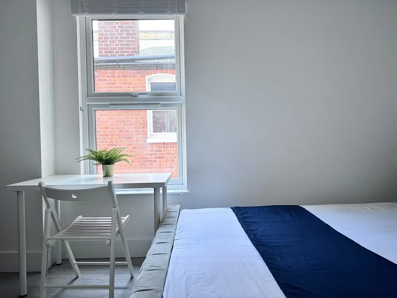 Room Odessa Road in Greater London