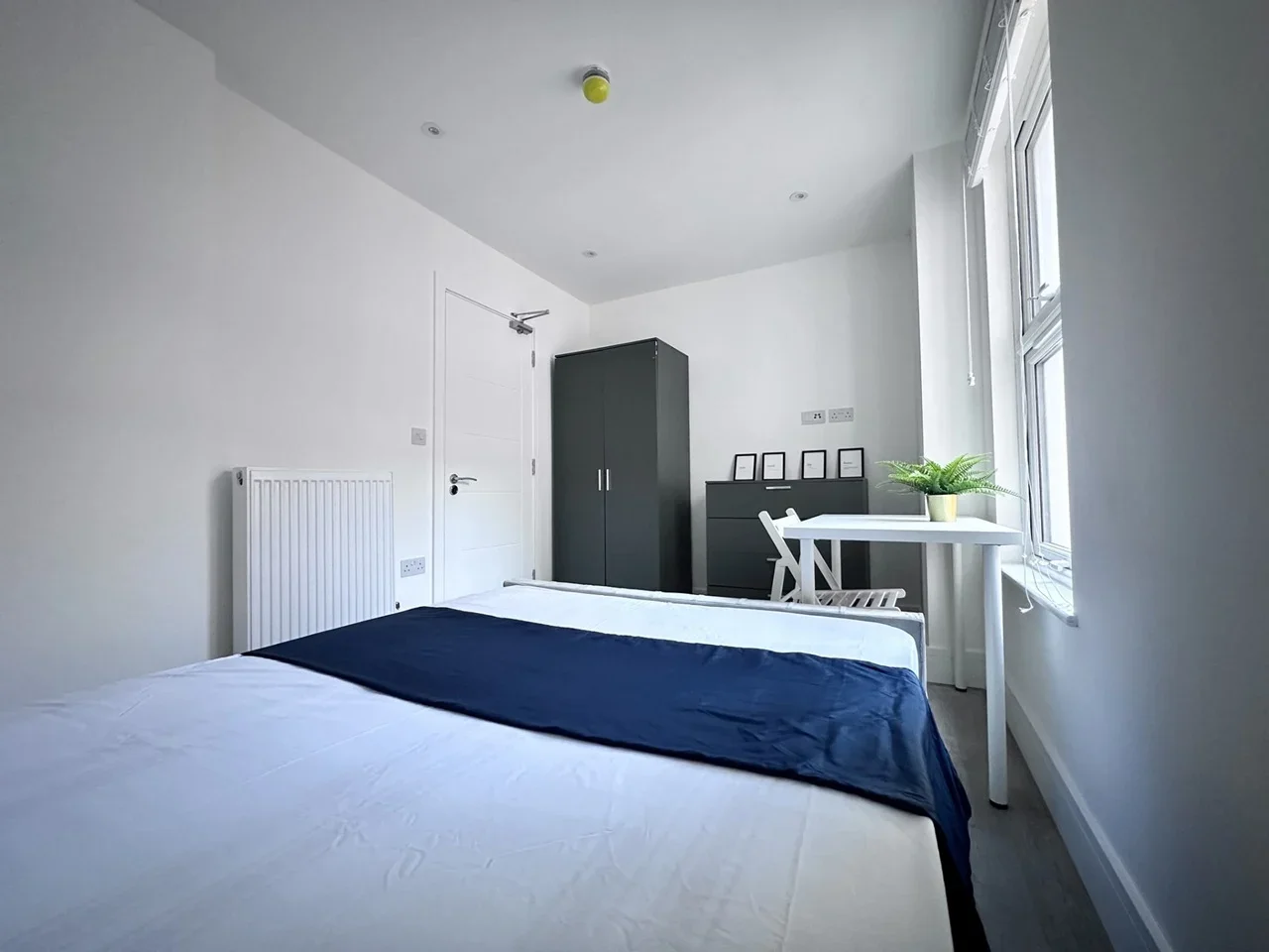 Room Odessa Road in Greater London