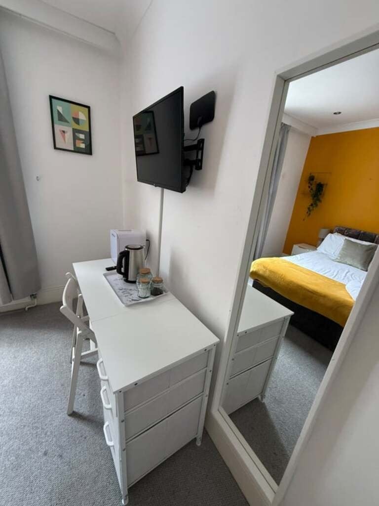 Room Studd Street in Greater London