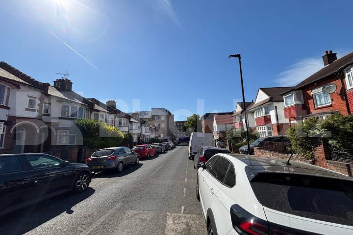 Flat Borough High Street in Greater London