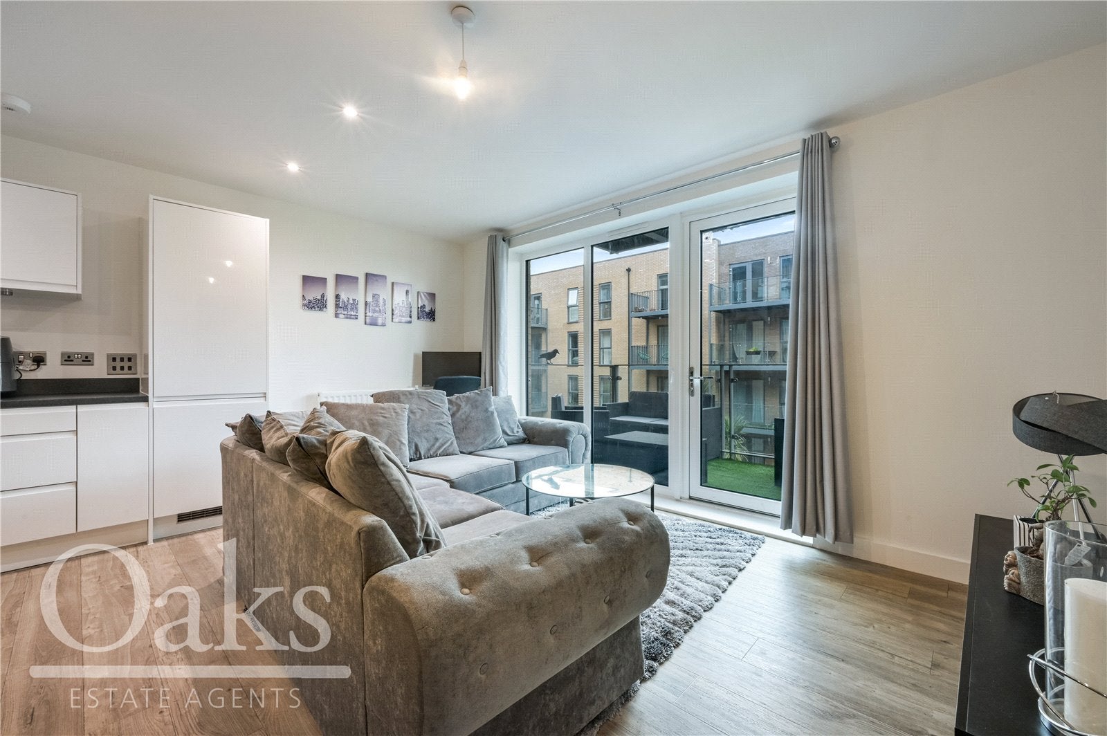 Flat Apple Yard in Greater London