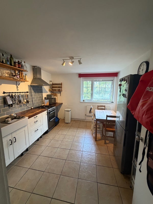 Room Rhodeswell Road in Greater London