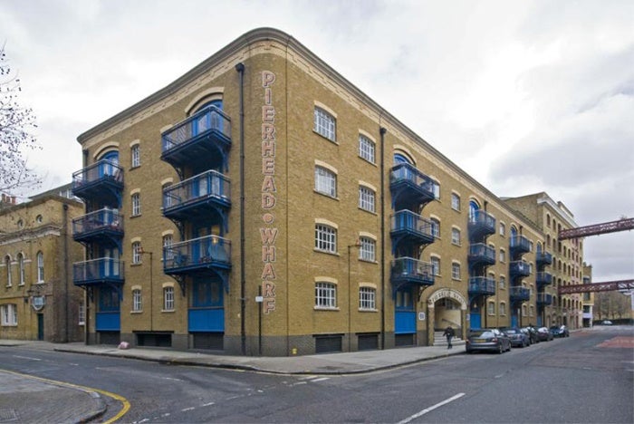 Flat Wapping High Street in Greater London
