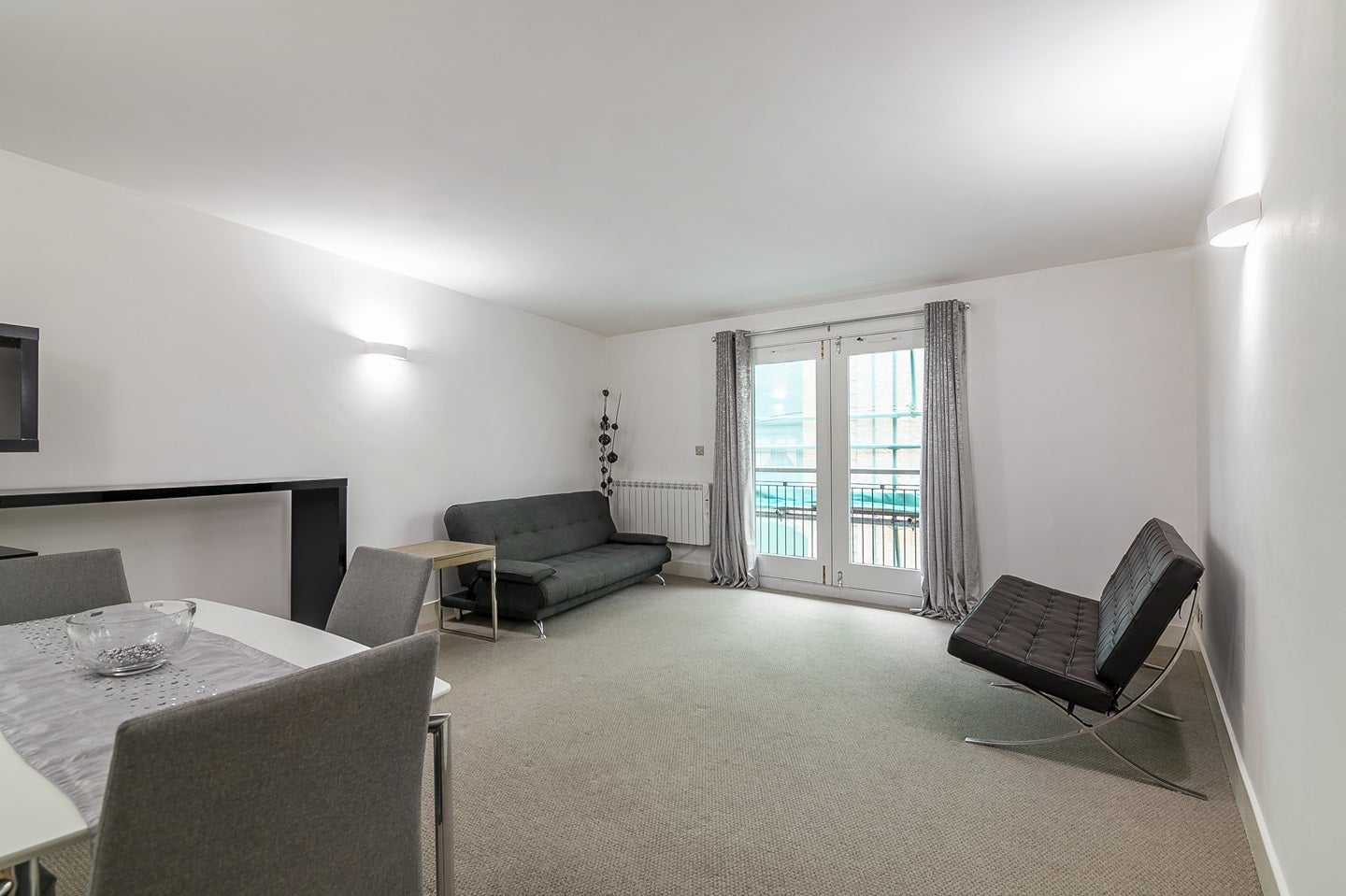 Flat Wapping High Street in Greater London