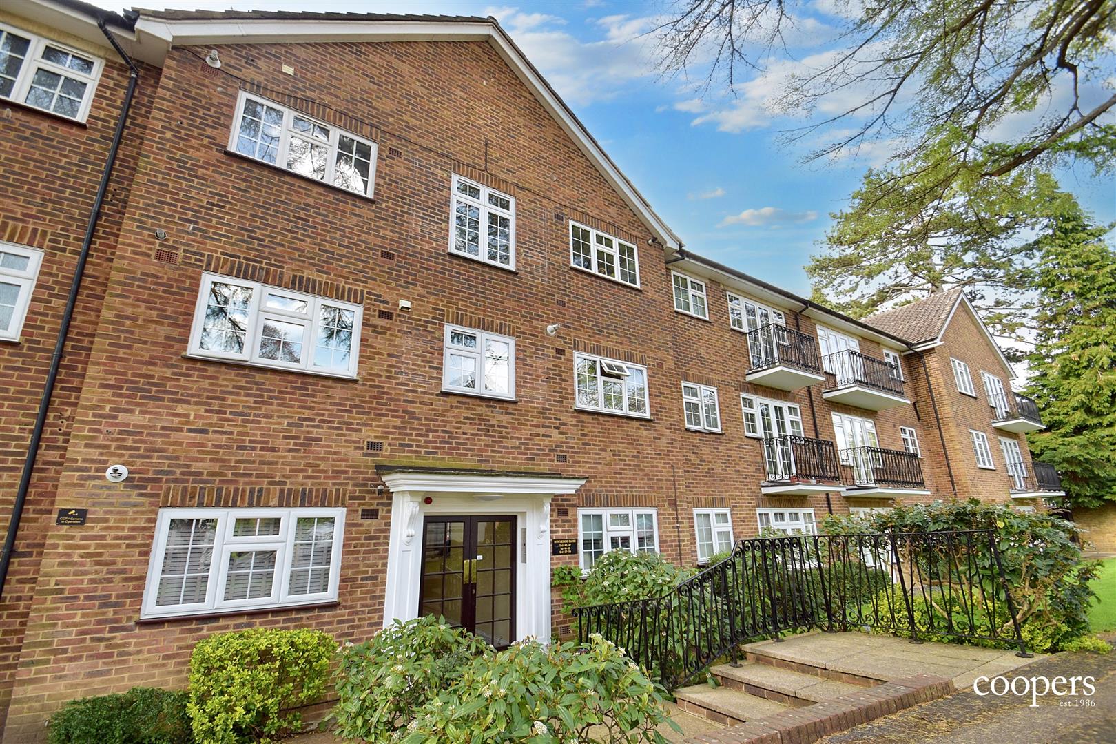 Flat Myrtleside Close in Greater London