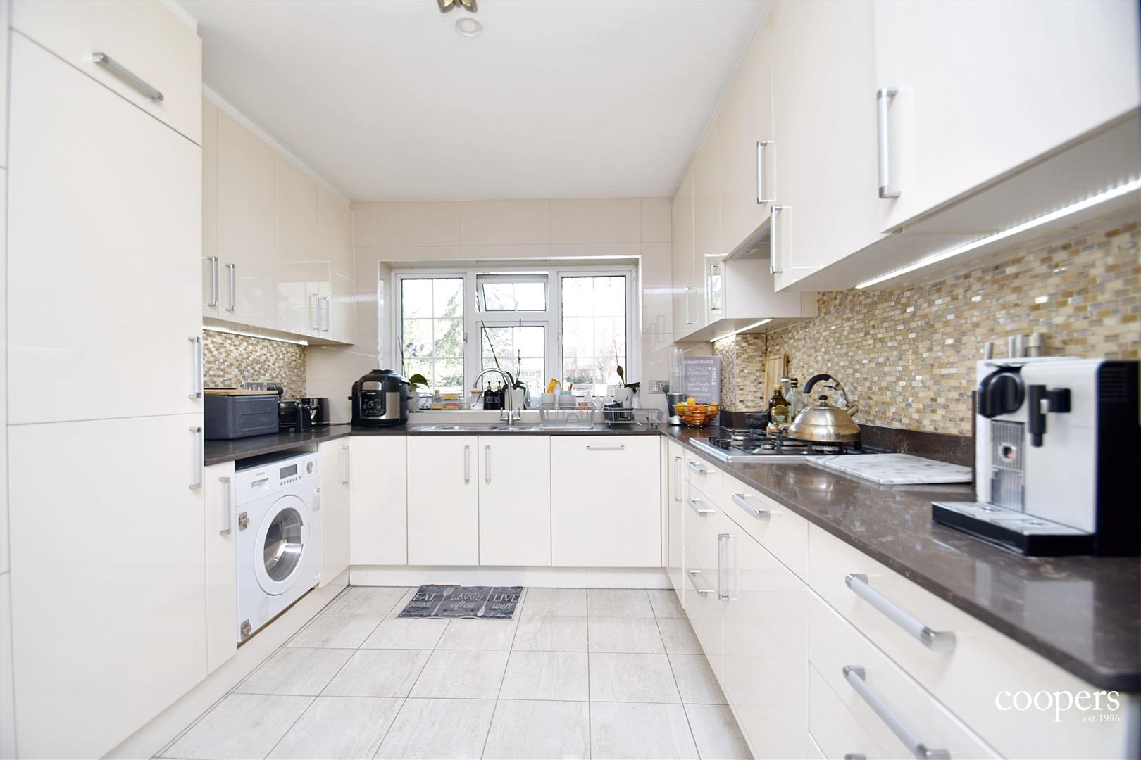 Flat Myrtleside Close in Greater London