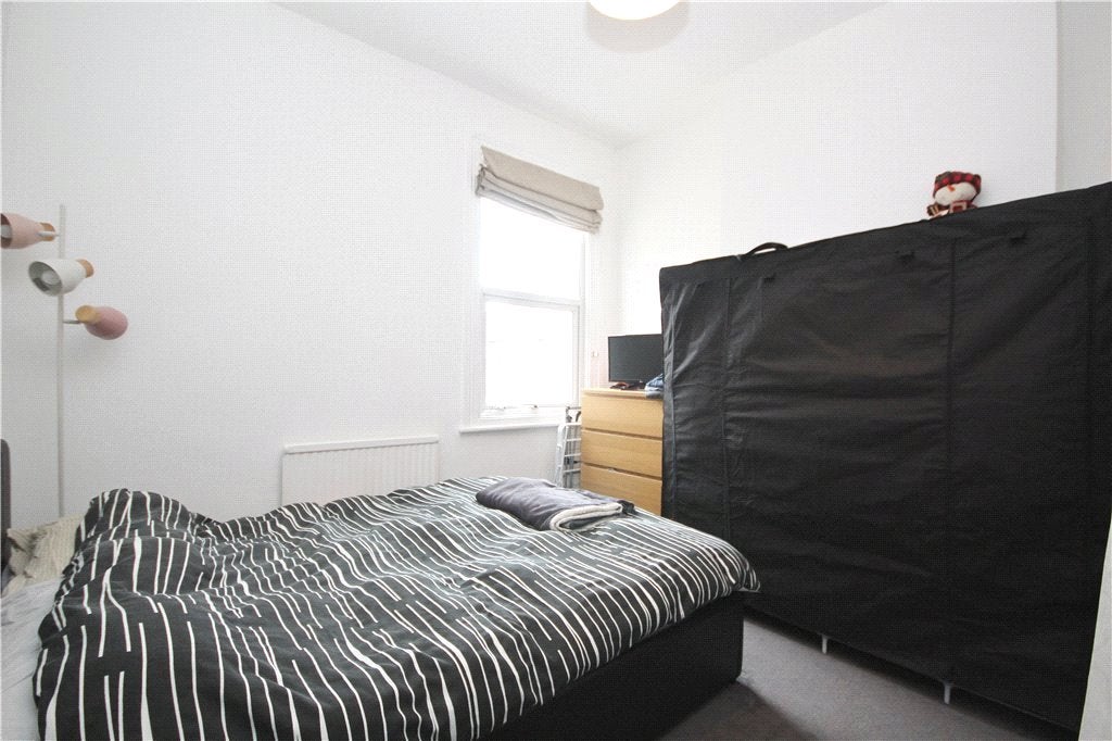 Flat Mafeking Avenue in Greater London