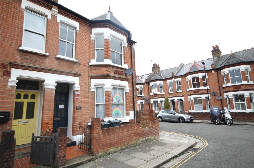 Flat Mafeking Avenue in Greater London