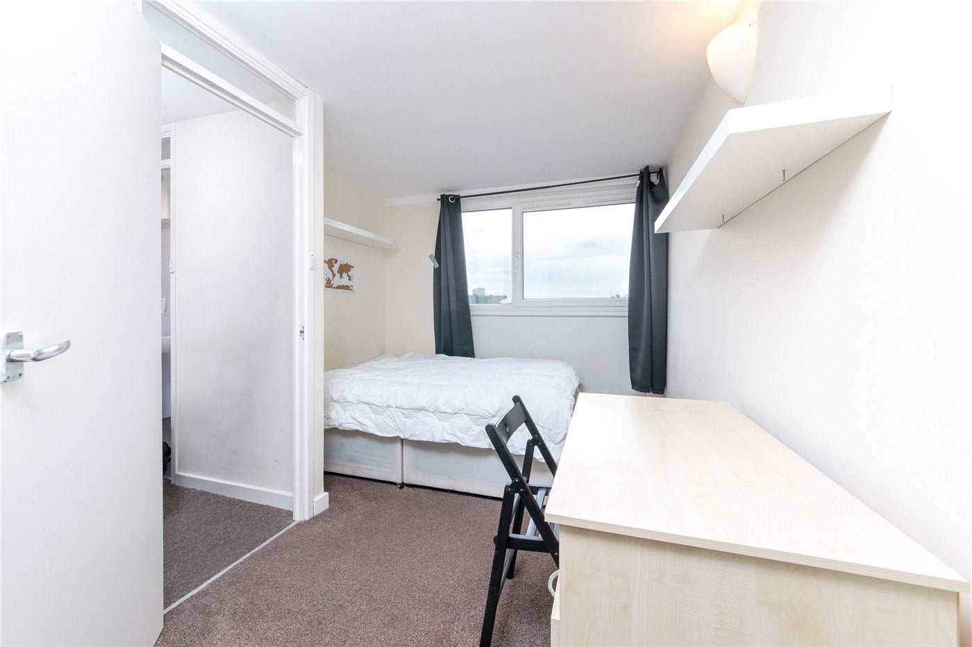 Flat Bakersfield in Greater London