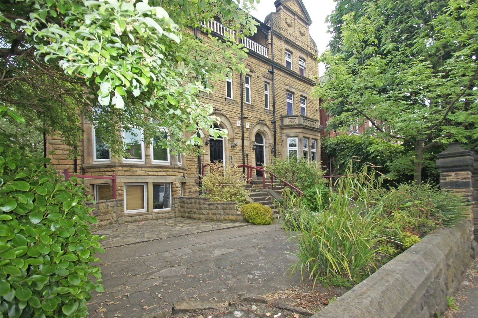 Flat St. Michael's Crescent in Leeds