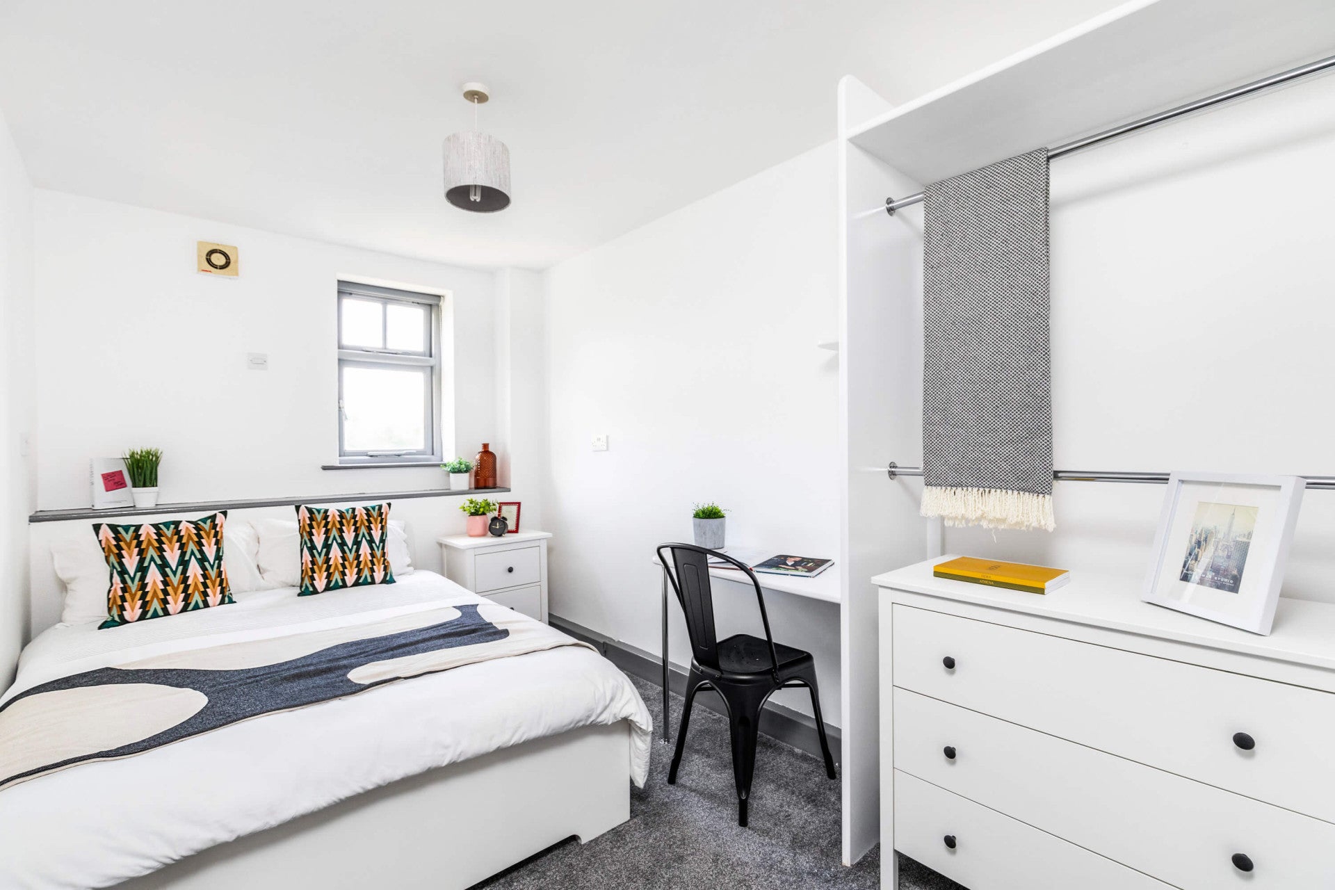 Room Ash Road in Leeds