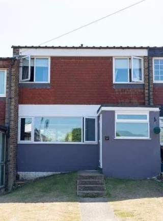 House Moyle Close in Rainham