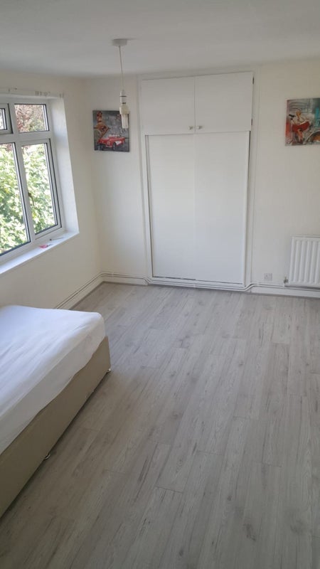 Room Rowantree Road in Greater London