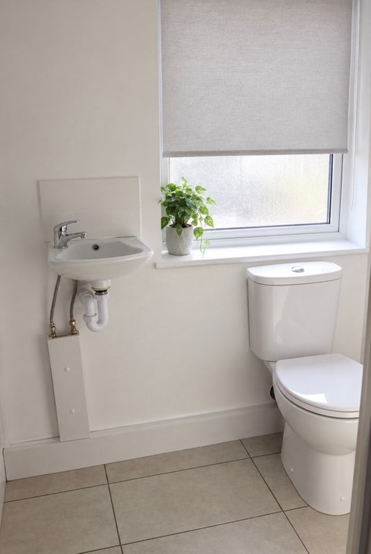 Room Rowantree Road in Greater London