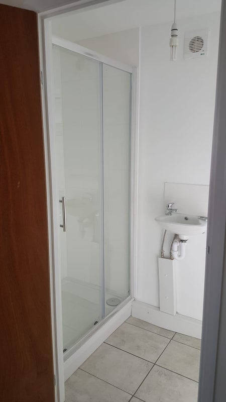 Room Rowantree Road in Greater London