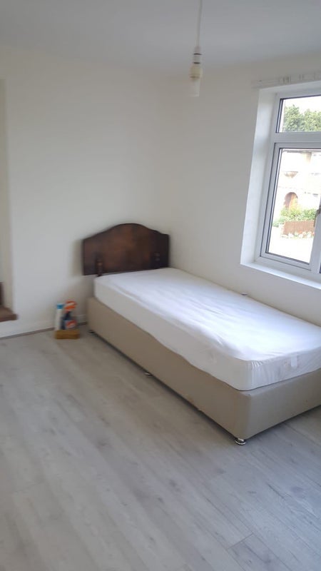 Room Rowantree Road in Greater London