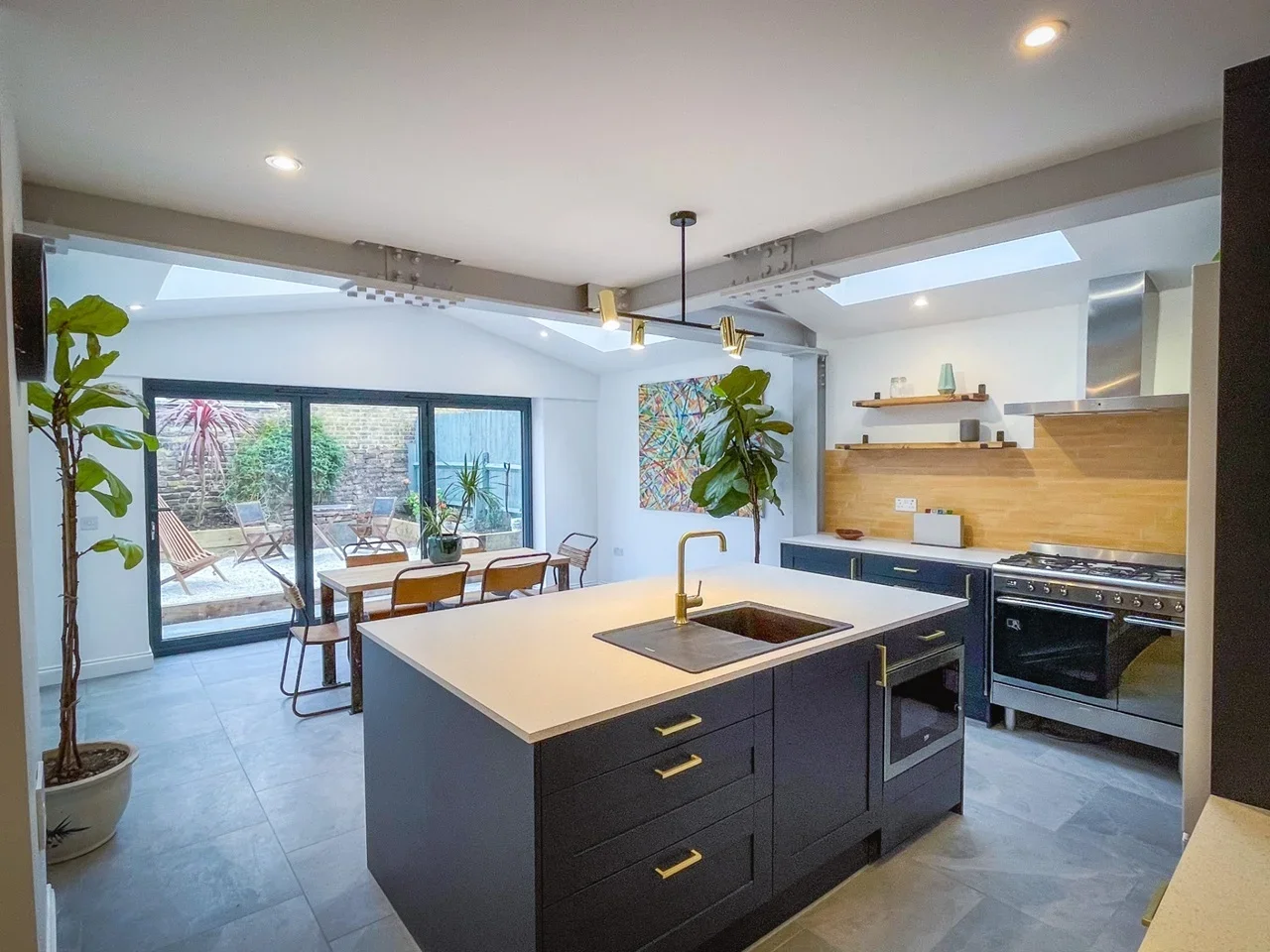 Flat Fenwick Road in Greater London