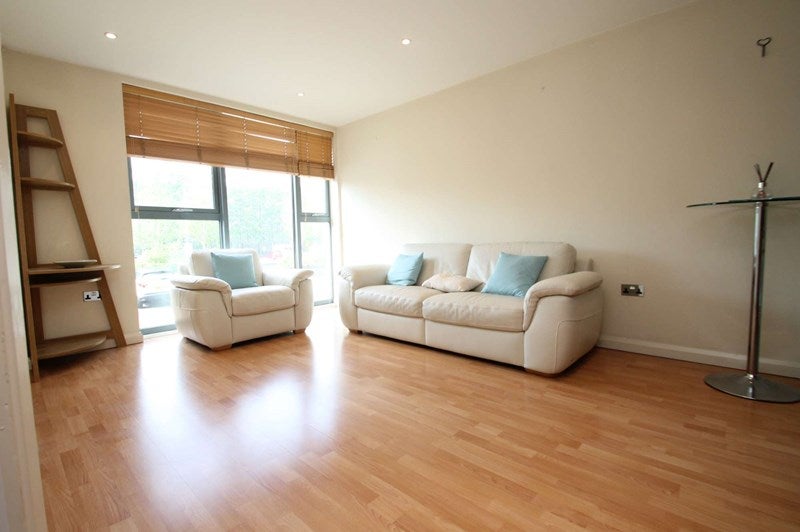 Flat Whippendell Road in Watford