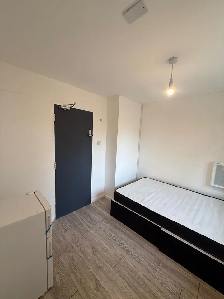 Room Dolman Close in Greater London