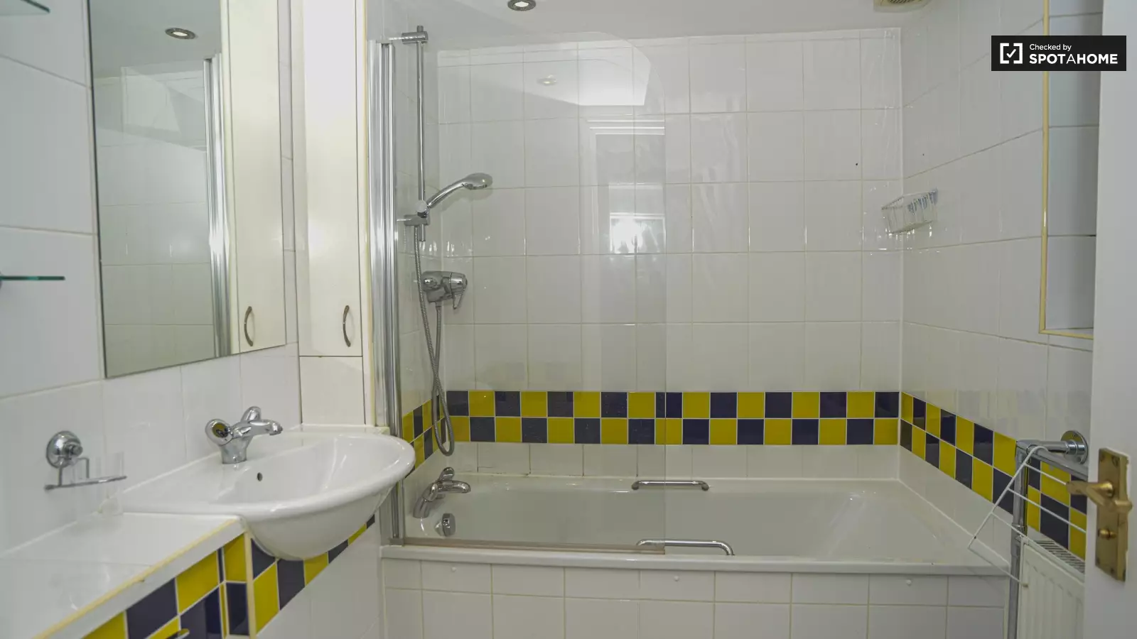 Flat Asher Way in Greater London