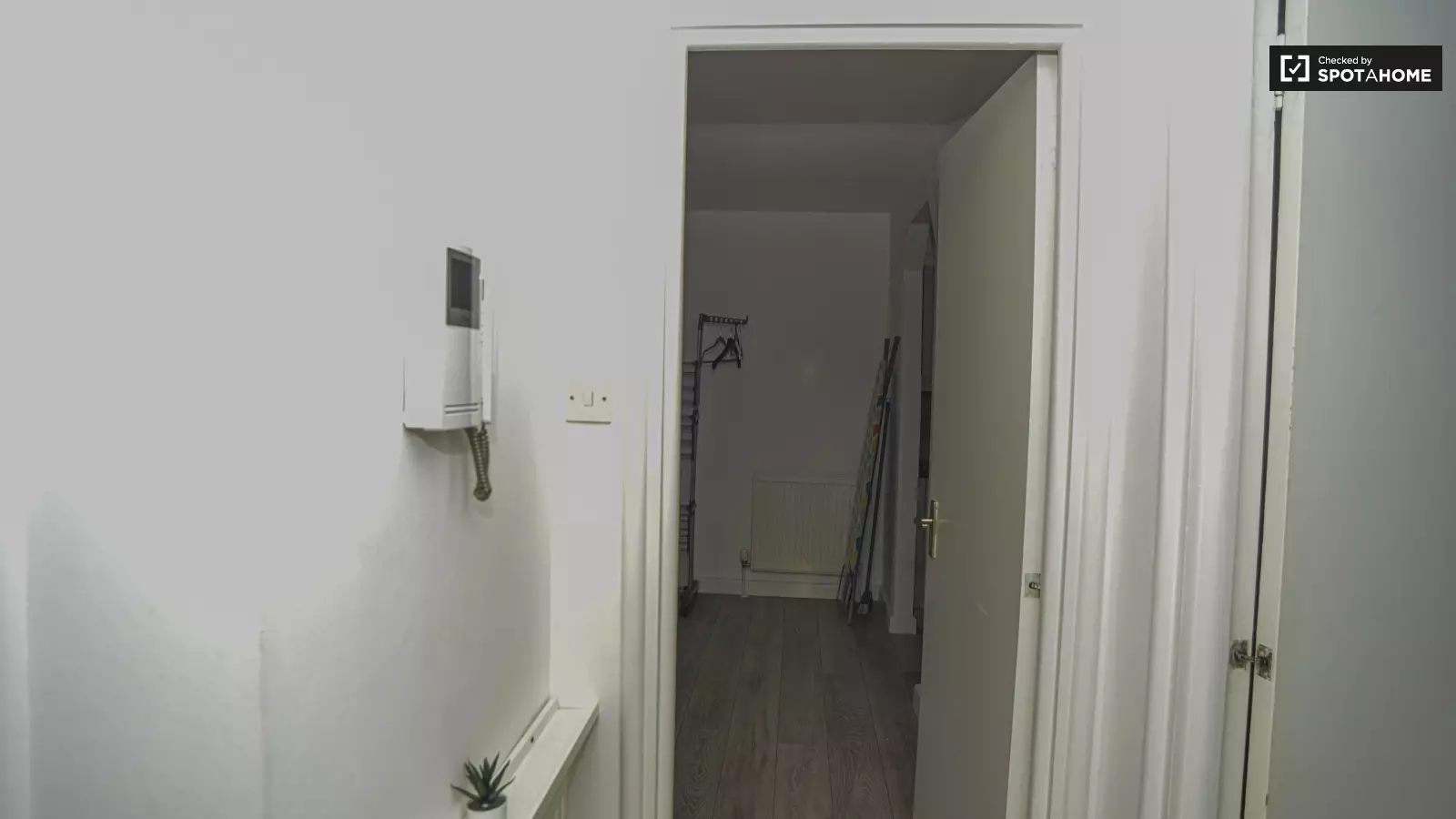 Flat Asher Way in Greater London
