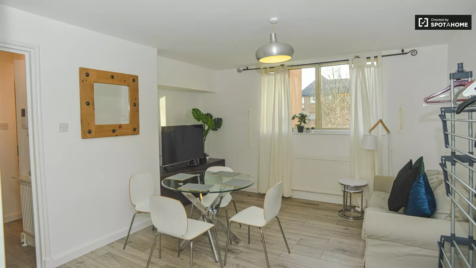 Flat Asher Way in Greater London