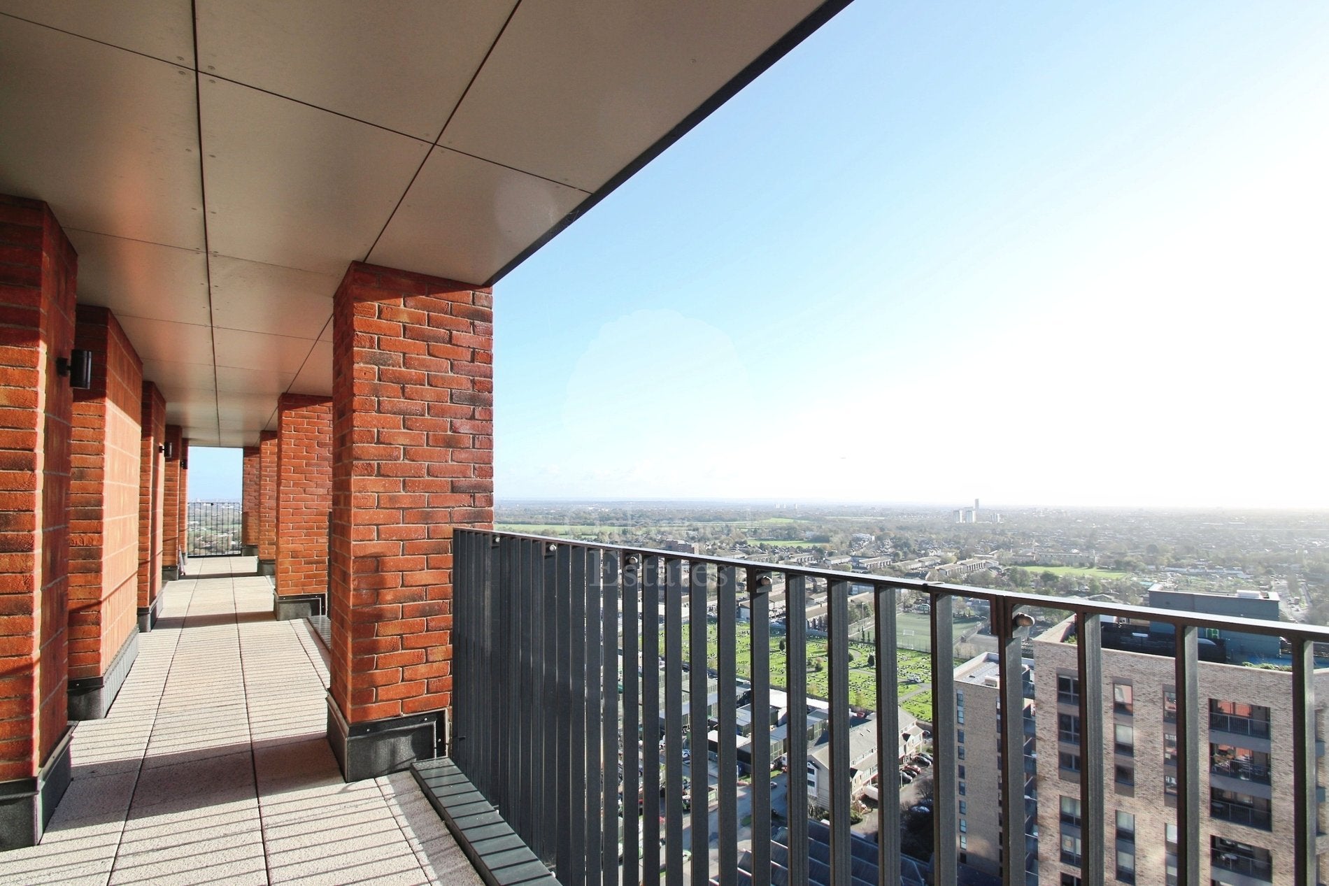 Flat Healum Avenue in Greater London