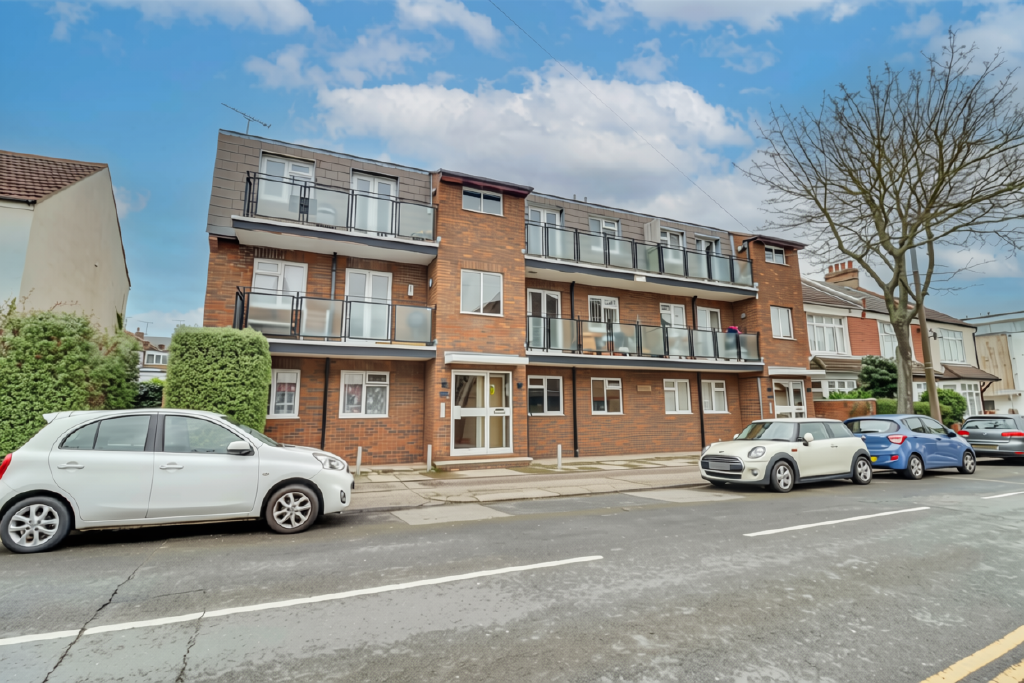 Flat Westleigh Avenue in Southend-on-Sea