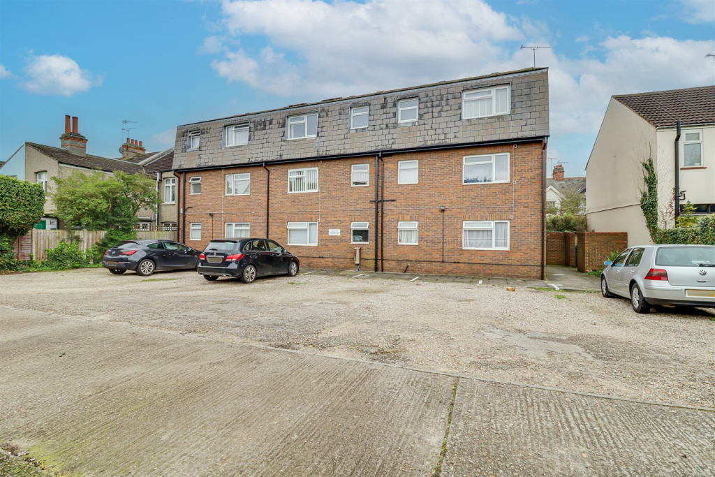 Flat Westleigh Avenue in Southend-on-Sea