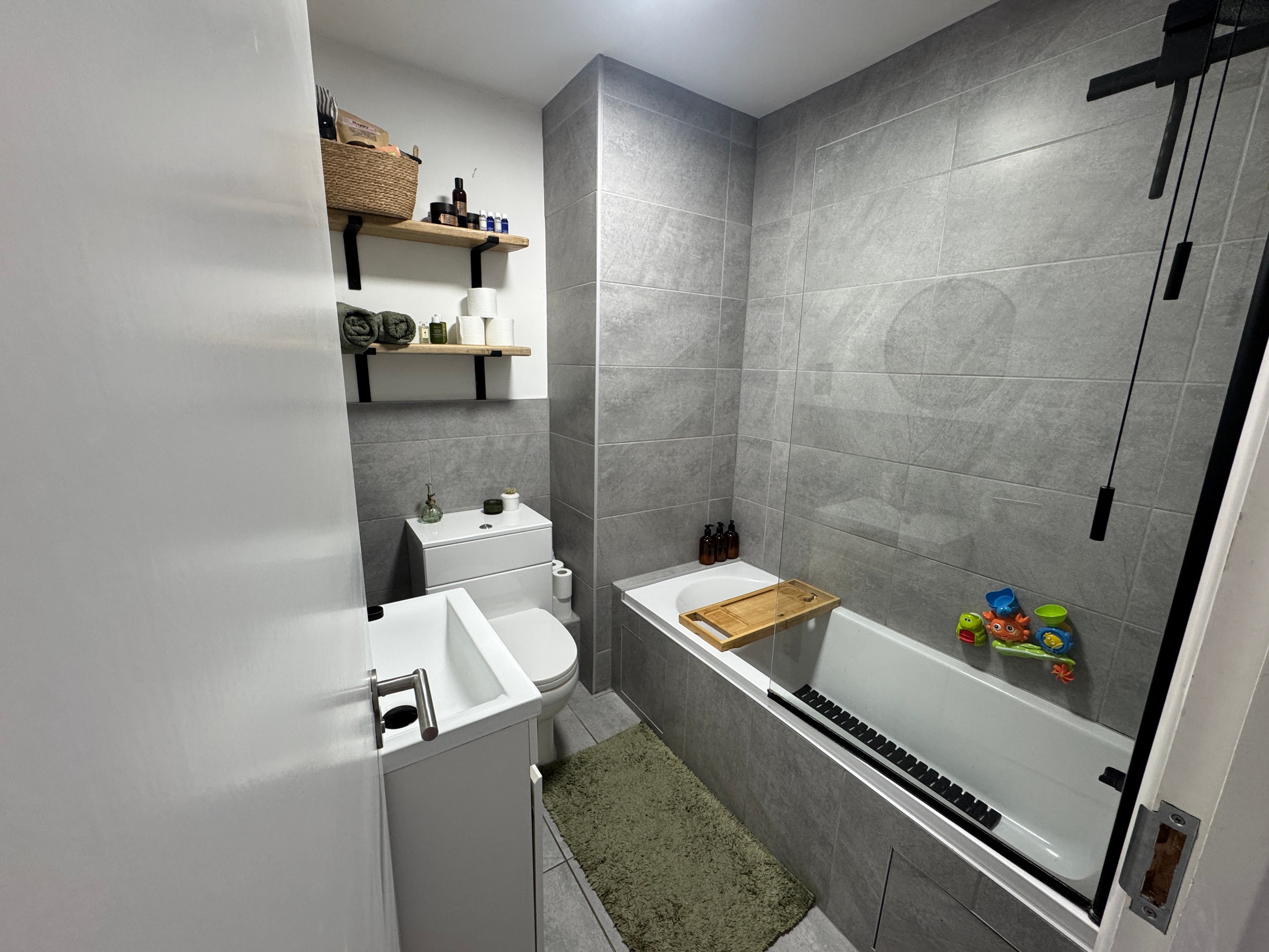 Flat Westleigh Avenue in Southend-on-Sea