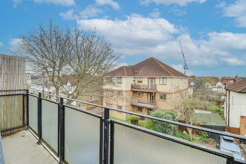 Flat Westleigh Avenue in Southend-on-Sea