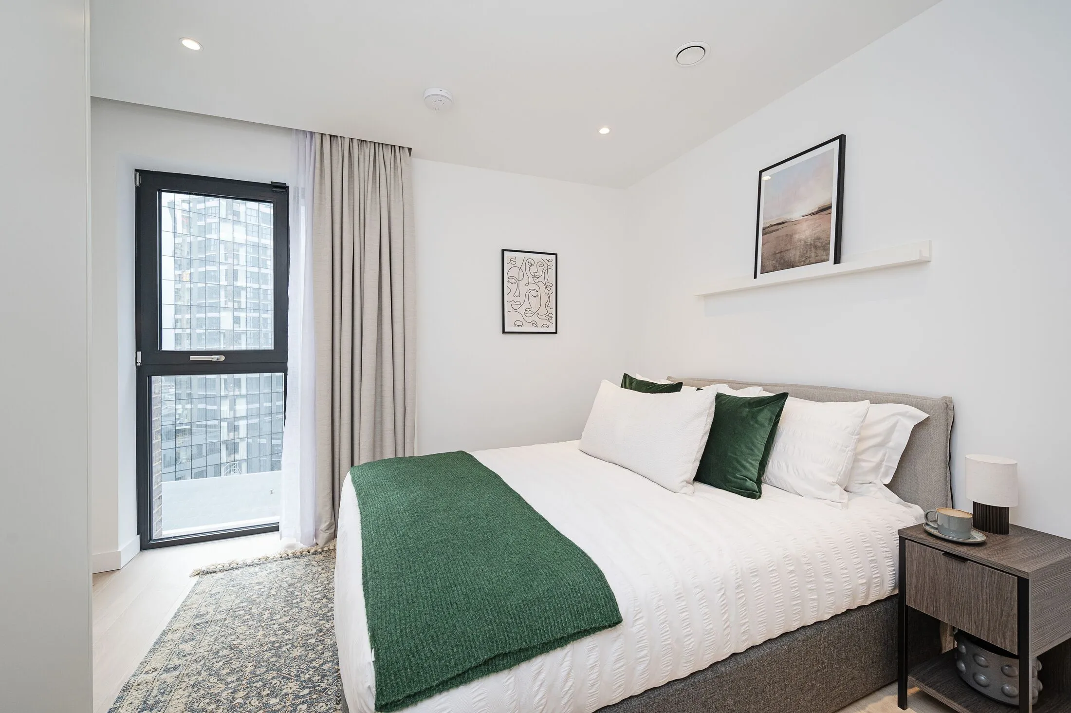 Flat New Drum Street in Greater London