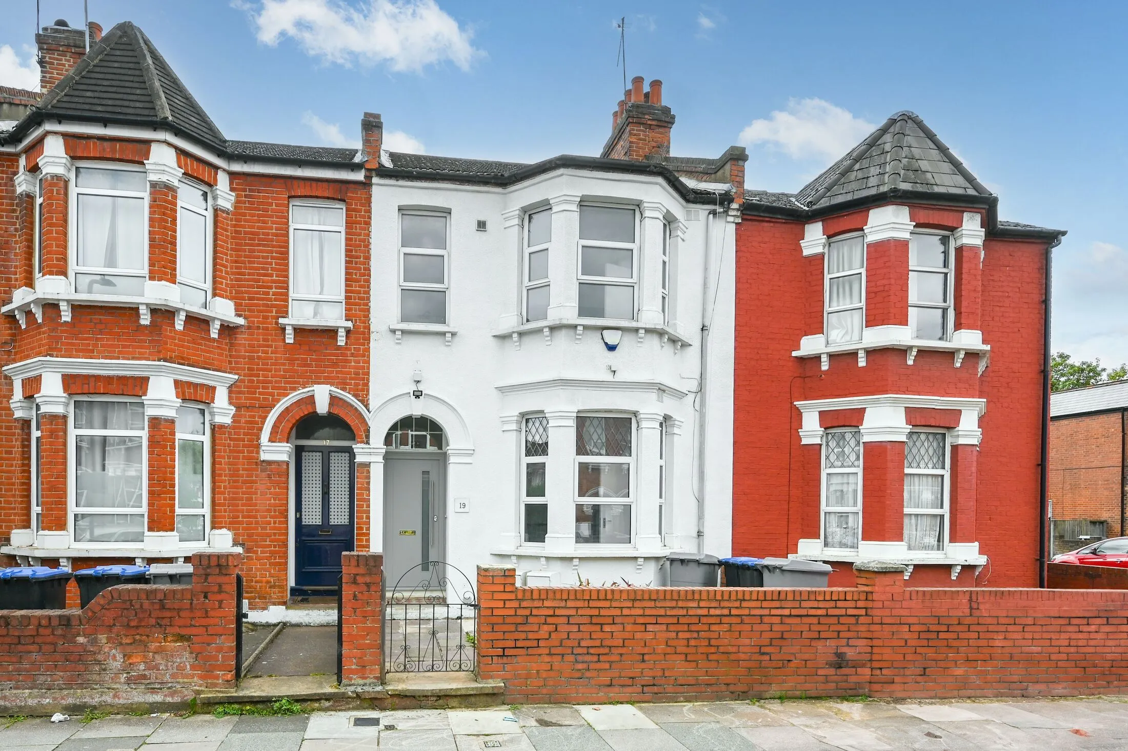 Flat Larch Road in Greater London