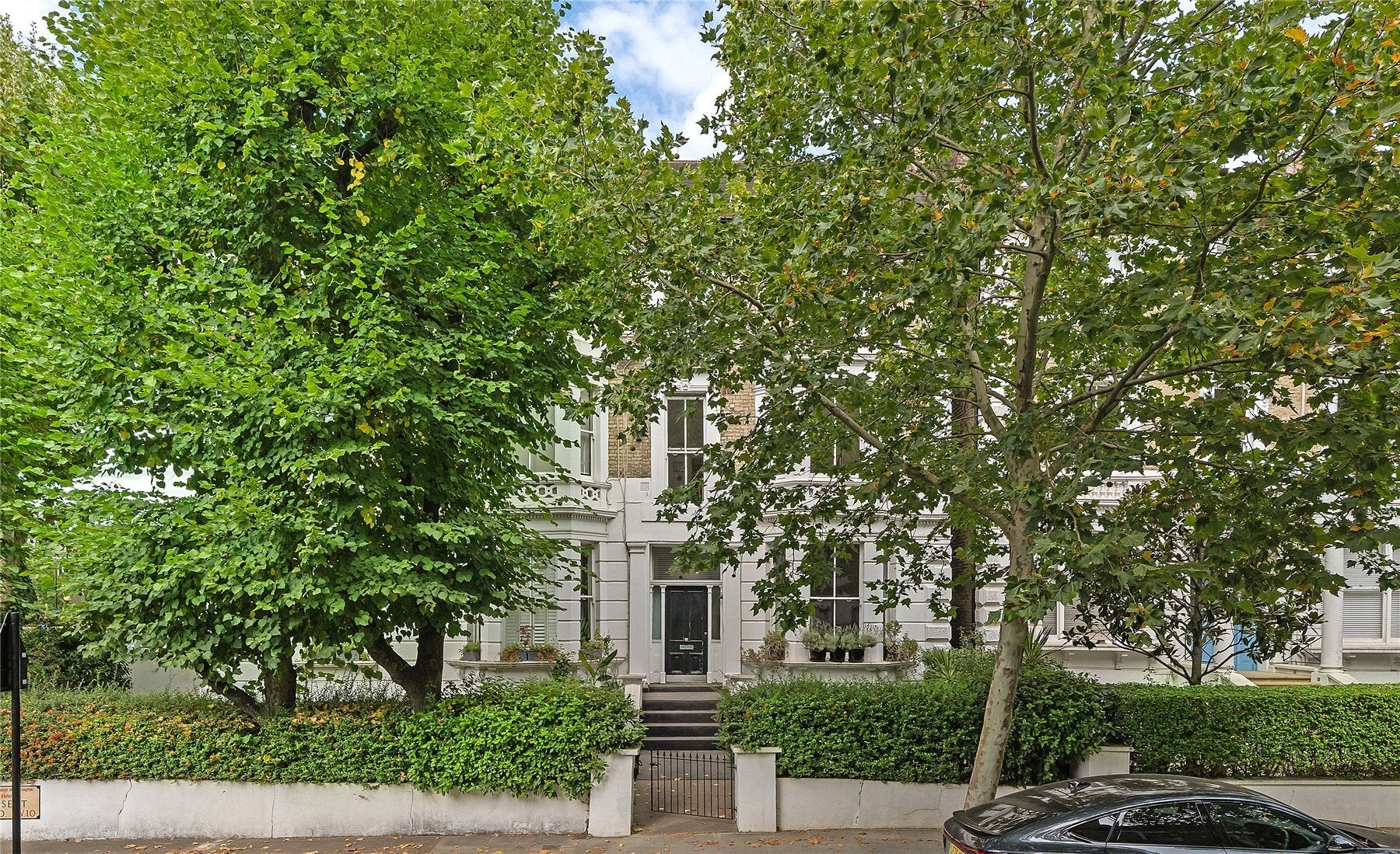 Flat Bassett Road in Greater London