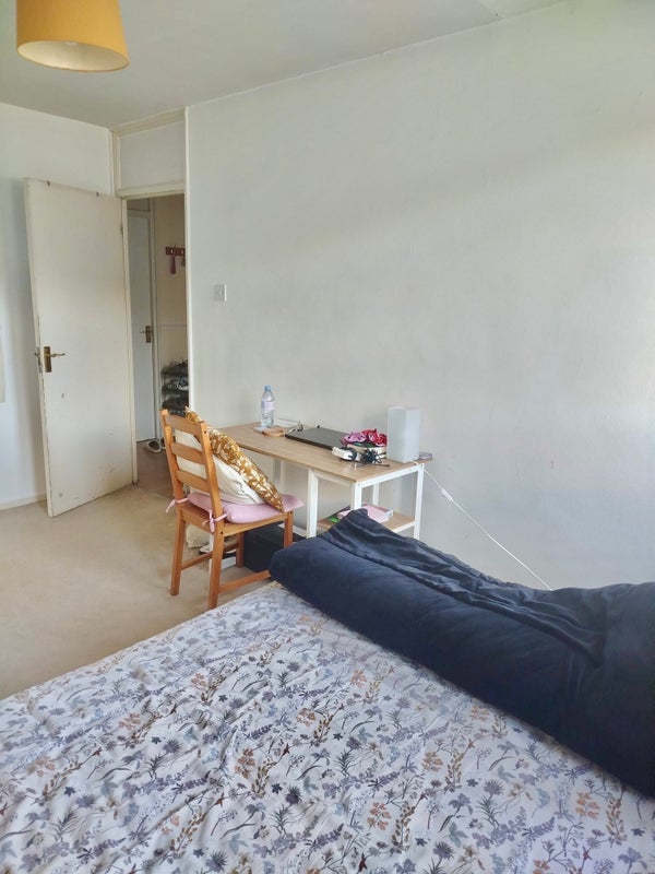 Flat Maskelyne Close in Greater London
