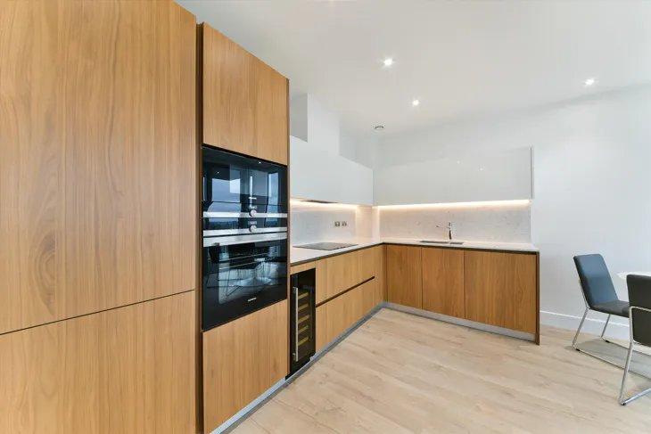 Flat Piazza Walk in Greater London