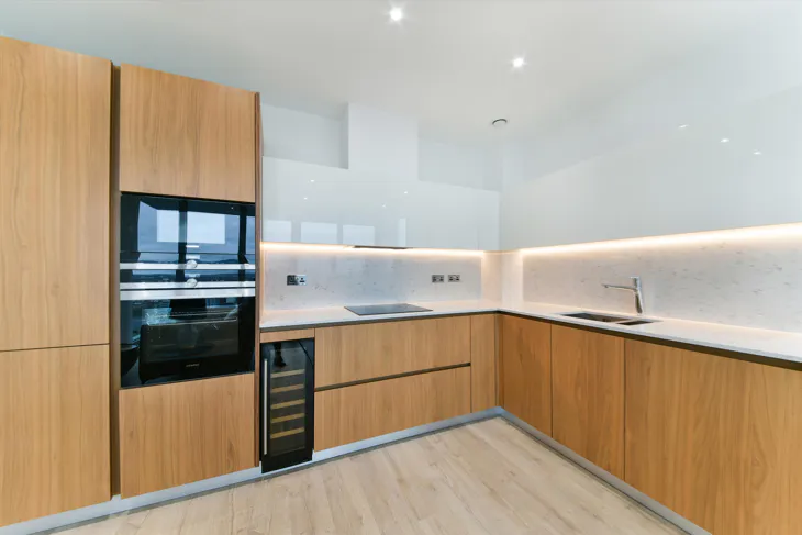Flat Piazza Walk in Greater London