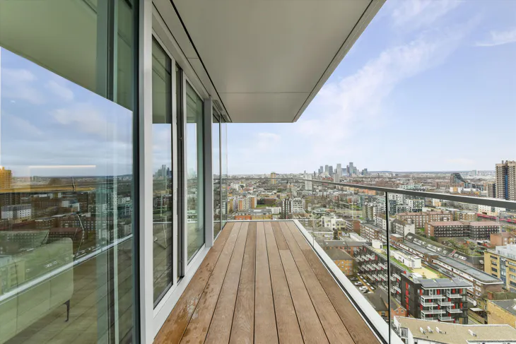 Flat Piazza Walk in Greater London
