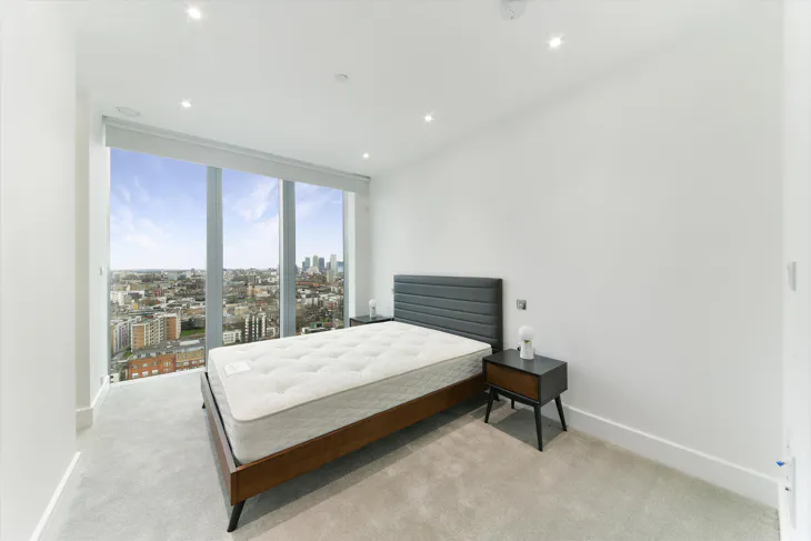 Flat Piazza Walk in Greater London