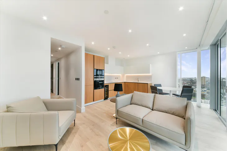 Flat Piazza Walk in Greater London