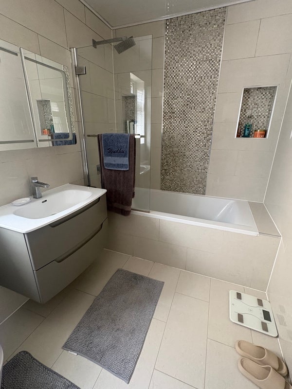 Room Shaftesbury Road in Greater London