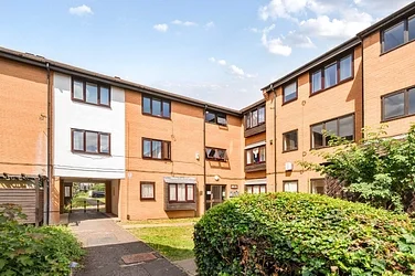 Flat Beardsley Way in Greater London