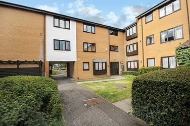 Flat Beardsley Way in Greater London