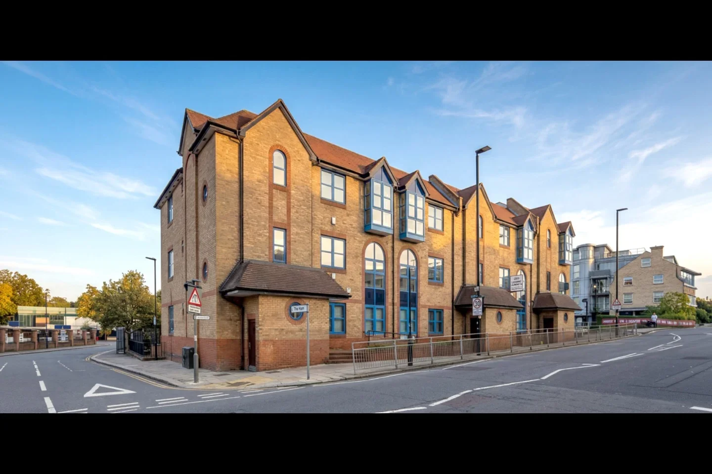 Flat Brentford High Street in Greater London