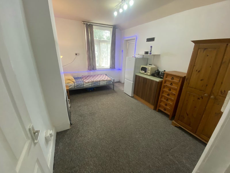 Room Edward Road in Birmingham