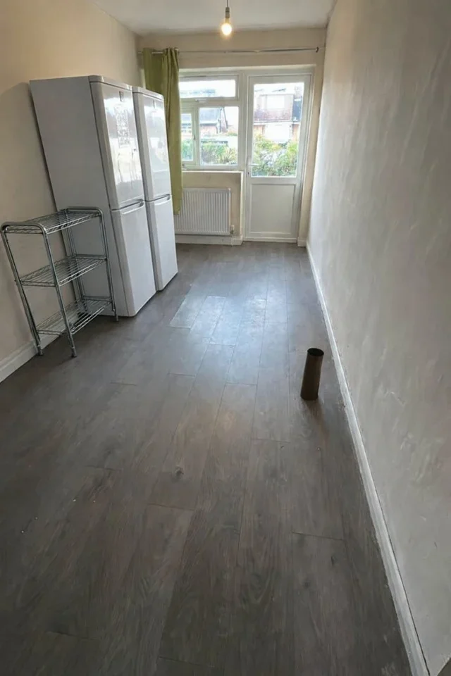 Room Whitby Gardens in Greater London