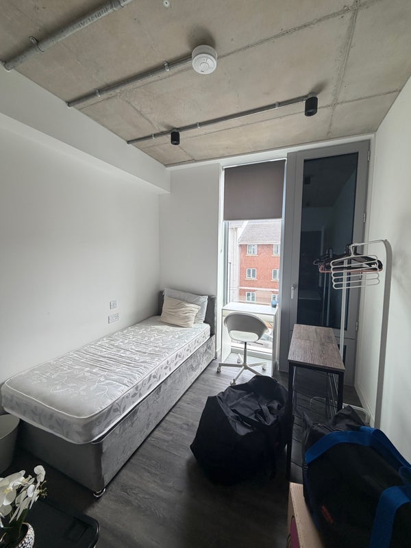 Room Felixstowe Road in Greater London