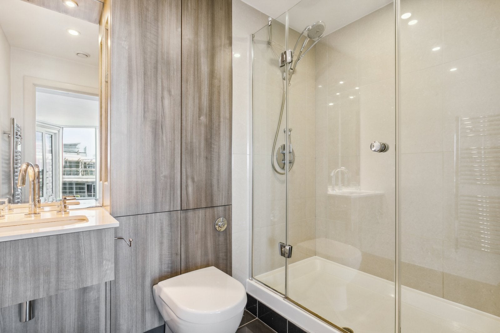 Flat Juniper Drive in Greater London