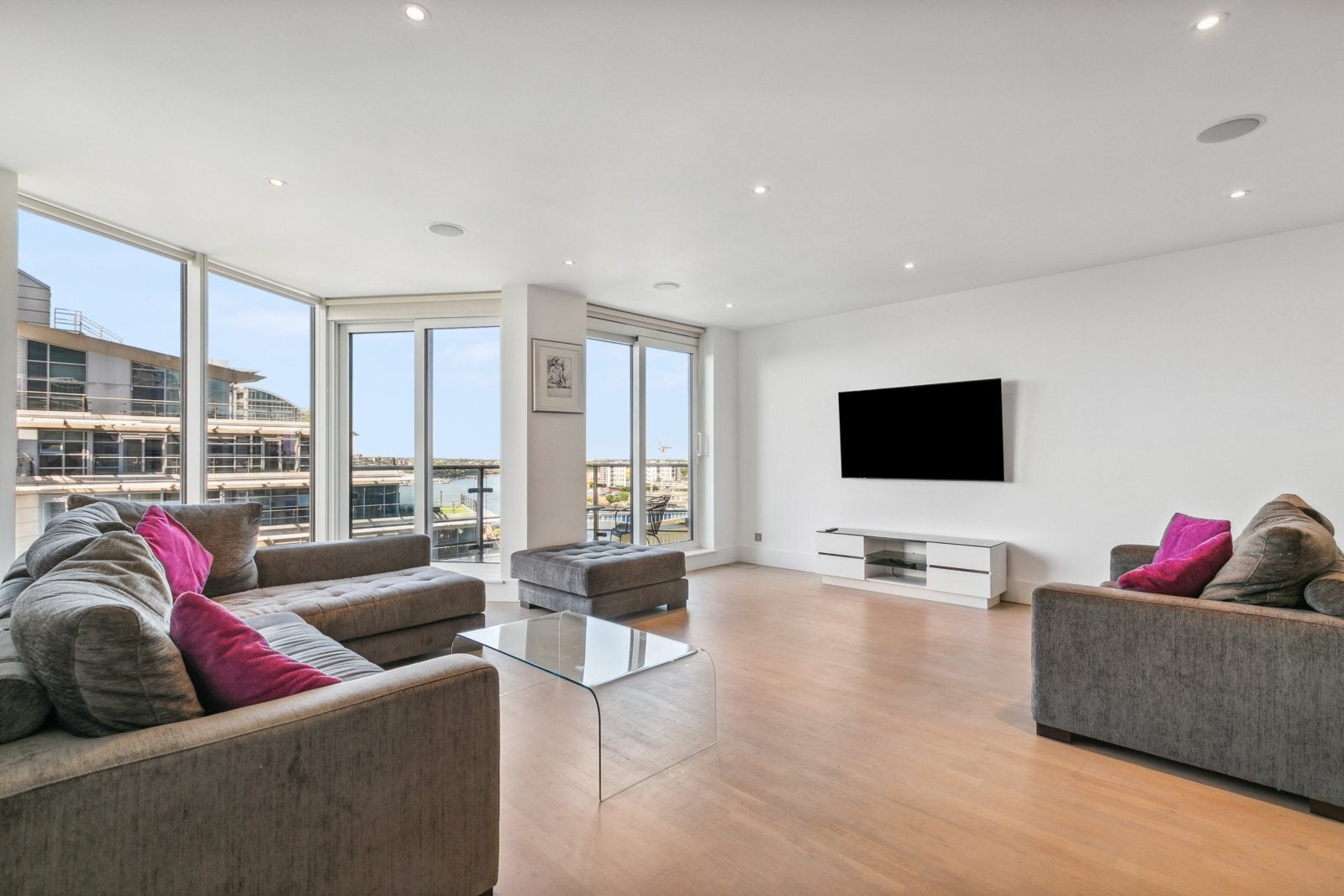 Flat Juniper Drive in Greater London